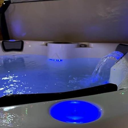 Central Area Terraced House With Private Hot Tub ลินคอล์น ภายนอก รูปภาพ