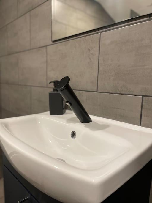 Central Area Terraced House With Private Hot Tub ลินคอล์น ภายนอก รูปภาพ