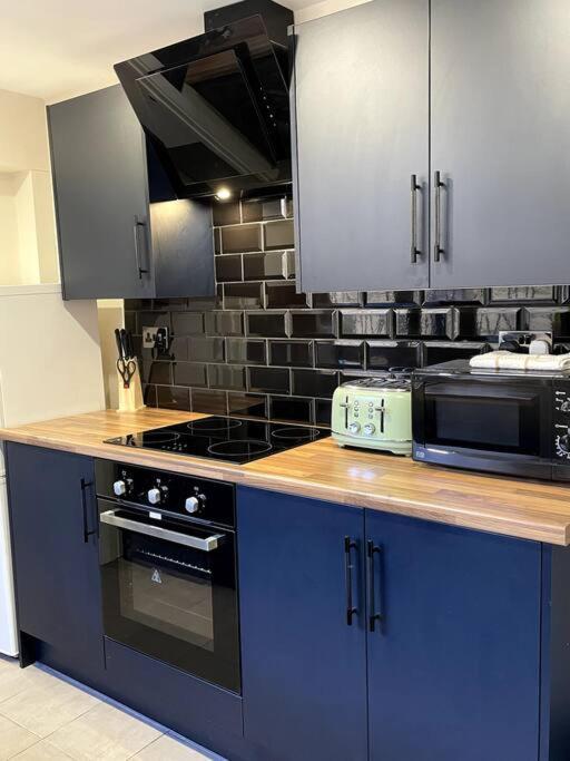 Central Area Terraced House With Private Hot Tub ลินคอล์น ภายนอก รูปภาพ
