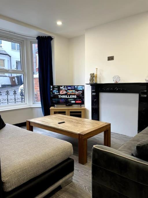 Central Area Terraced House With Private Hot Tub ลินคอล์น ภายนอก รูปภาพ