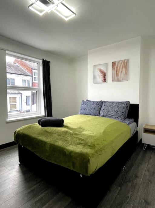 Central Area Terraced House With Private Hot Tub ลินคอล์น ภายนอก รูปภาพ