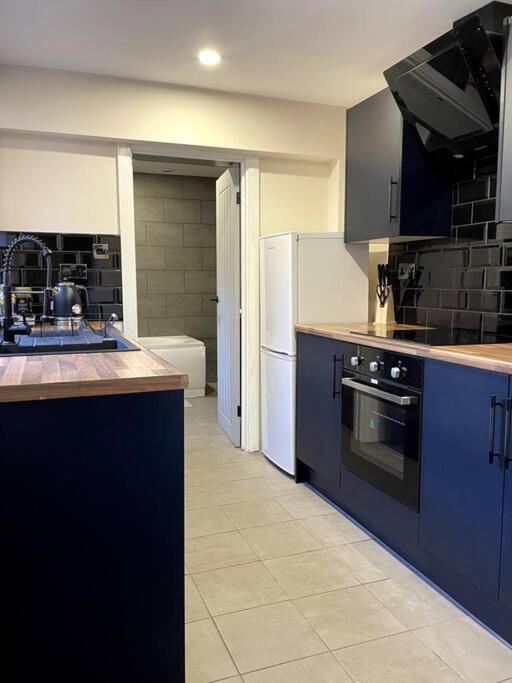 Central Area Terraced House With Private Hot Tub ลินคอล์น ภายนอก รูปภาพ